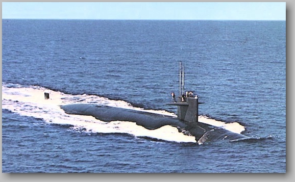 SSN-603 running on the surface - photo